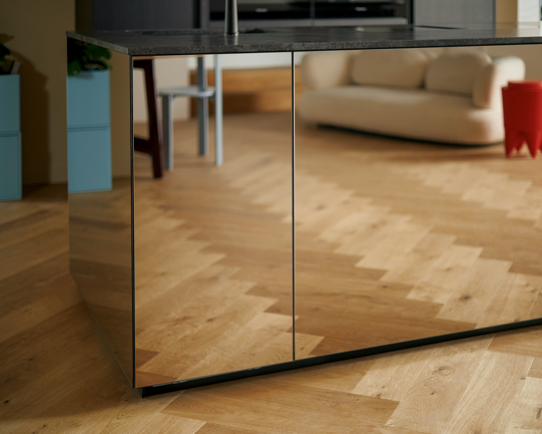 Black Kitchen Design - mirror isle
